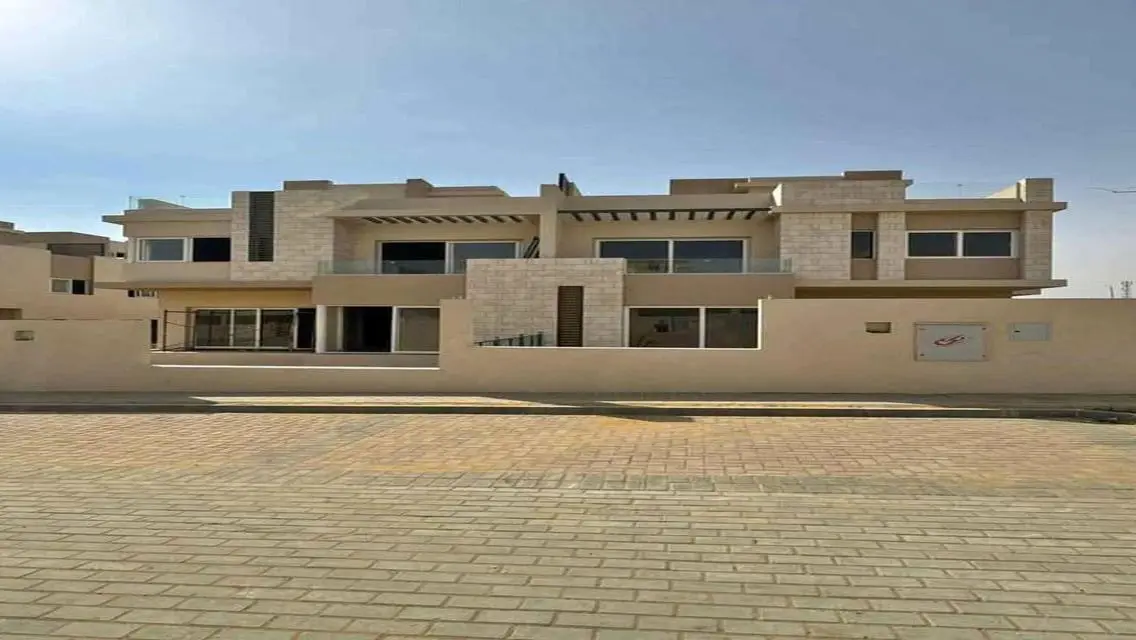 فيلا فاخرة للبيع بمساحة واسعة بالقرب من بحيرات