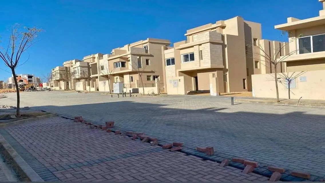 فيلا فاخرة للبيع بمساحة واسعة بالقرب من بحيرات