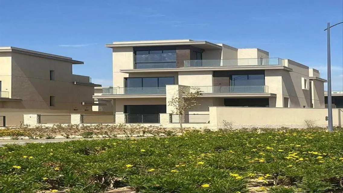 Luxurious Villa with Private Pool and Garden in the Heart of the City