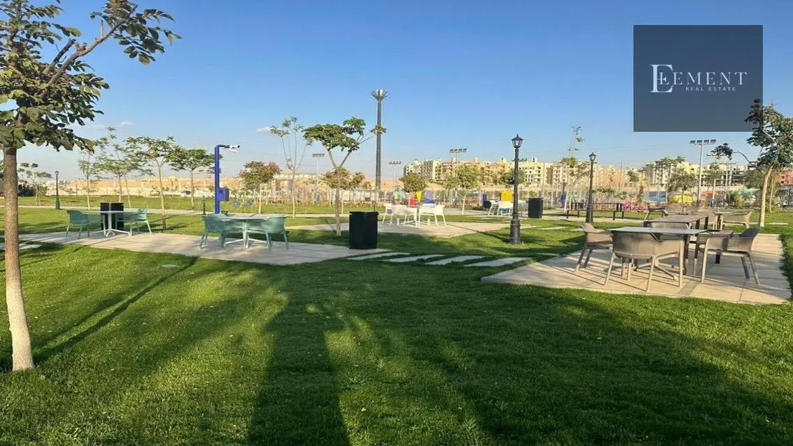 شقة فاخرة بمساحة واسعة مع غرف خادمة ومرافق استثنائية