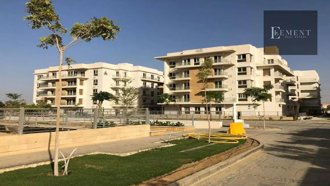 شقة فاخرة بمساحة واسعة مع غرف خادمة ومرافق استثنائية