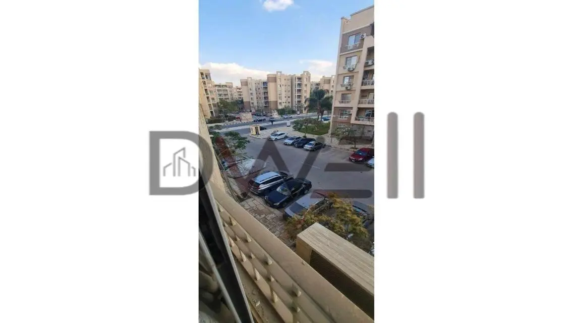 عقار فخم في B7 مع شرفة وحارس أمن