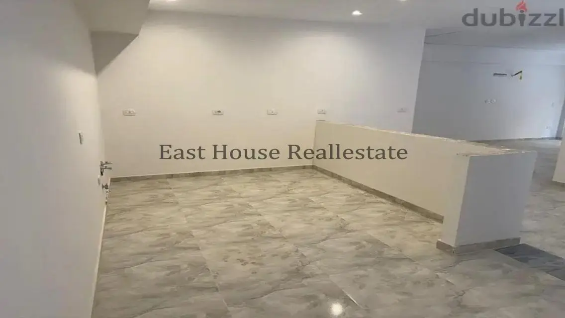 Luxurious Apartment in the Heart of the City with Private Balcony and Garden