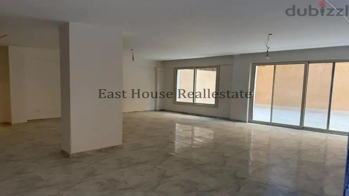 Luxurious Apartment in the Heart of the City with Private Balcony and Garden