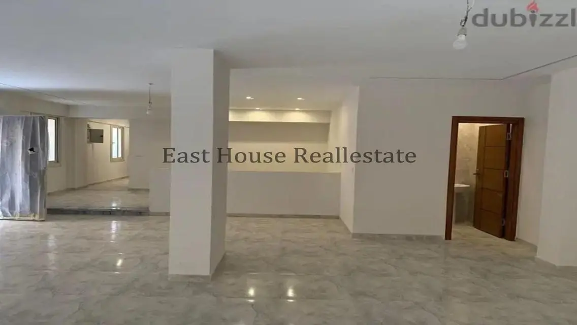 Luxurious Apartment in the Heart of the City with Private Balcony and Garden