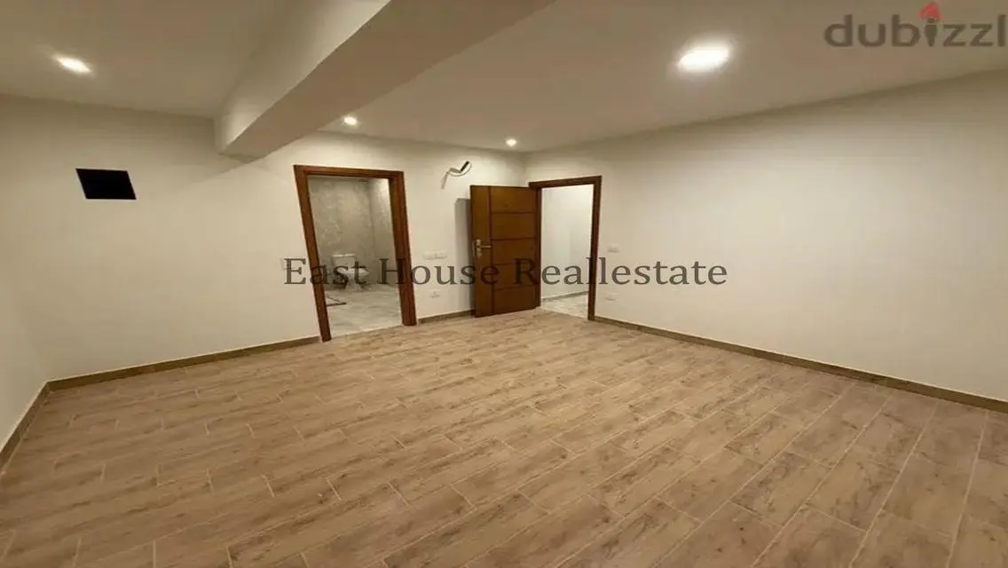 Luxurious Apartment in the Heart of the City with Private Balcony and Garden