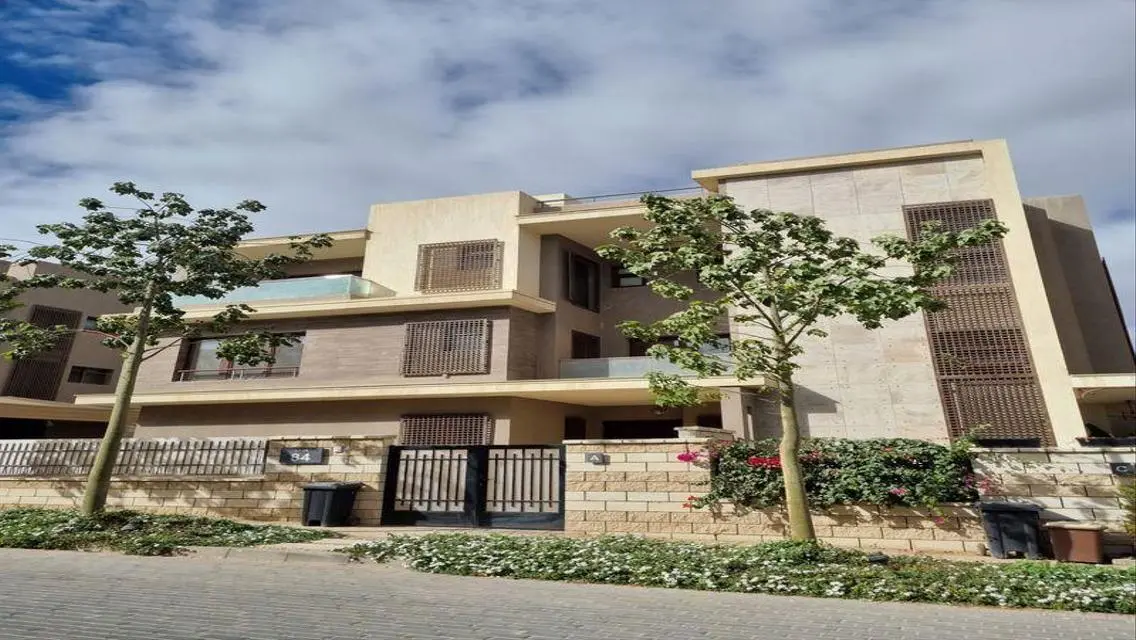 Luxury 130 sqm Apartment Overlooking Lakes