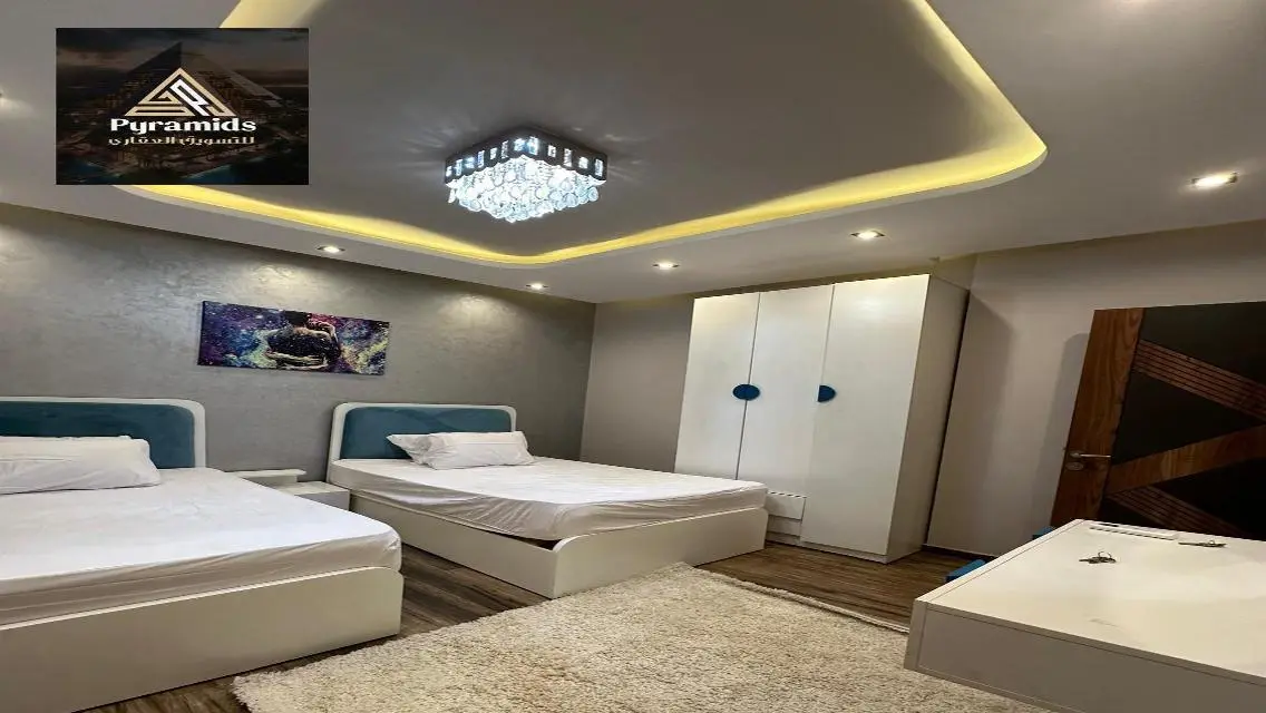 شقة فاخرة بأربع غرف نوم مع مسبح خاص وحديقة