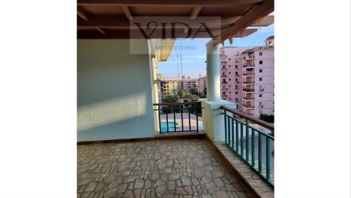 شقة فاخرة للبيع في مجمع سكني راقٍ