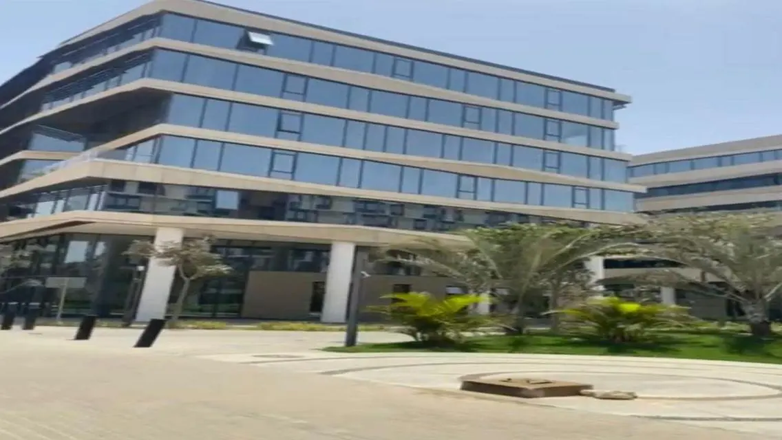 عقار مميز للبيع بمساحة شاسعة في موقع ممتاز