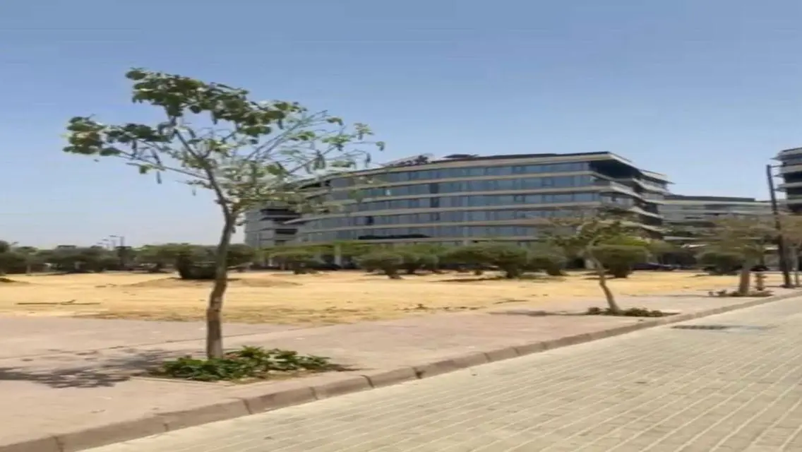 عقار مميز للبيع بمساحة شاسعة في موقع ممتاز