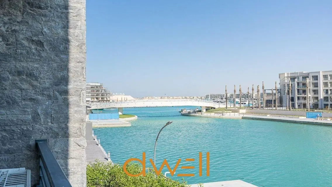 فيلا فاخرة بمساحة واسعة مع مسبح خاص وحديقة