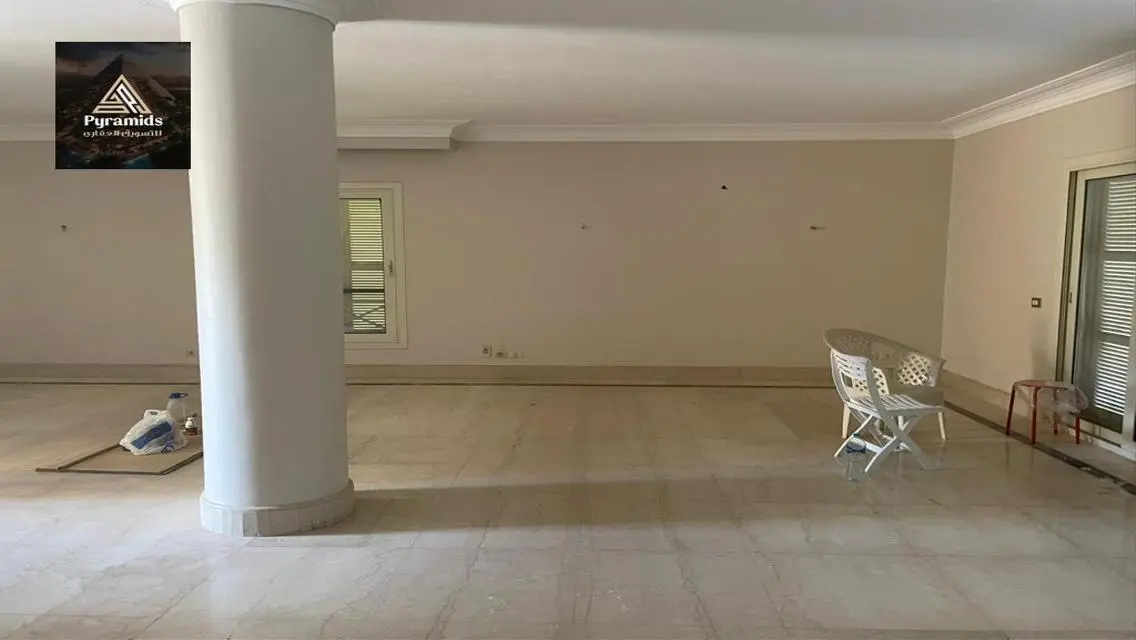 عقار فخم مع حديقة خاصة وميزات رائعة
