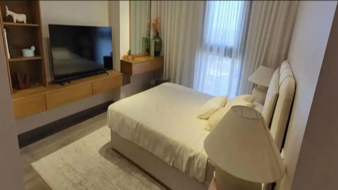 Luxury Apartment Overlooking Lakes in City Center