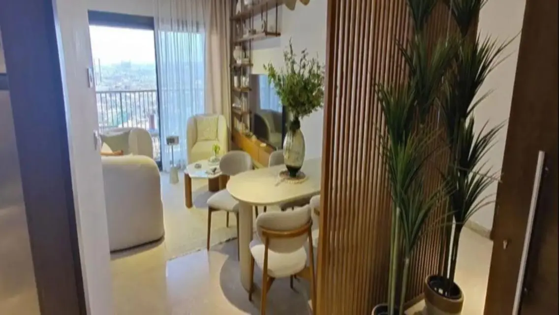 Luxury Apartment Overlooking Lakes in City Center