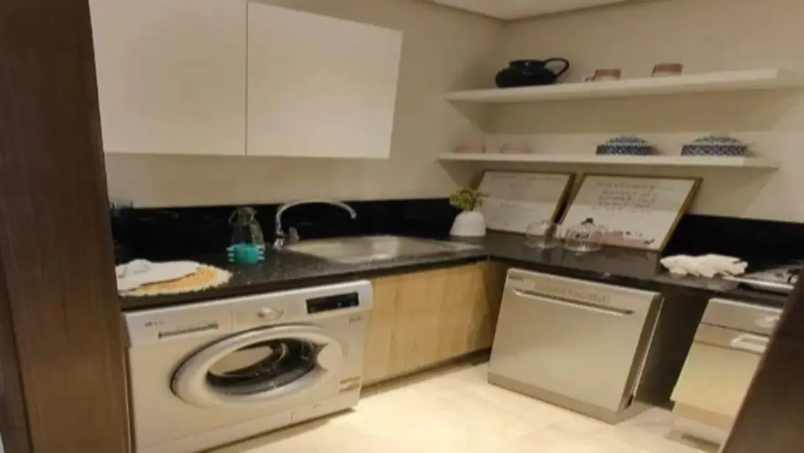 Luxury Apartment Overlooking Lakes in City Center