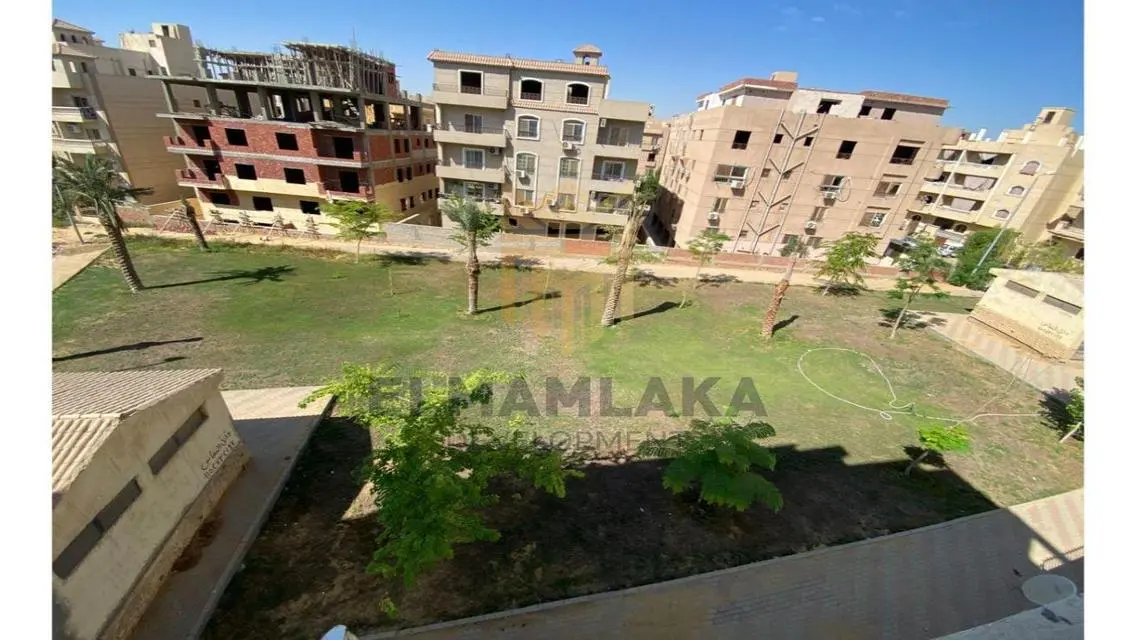 شقة فاخرة بمساحة شرفة للبيع