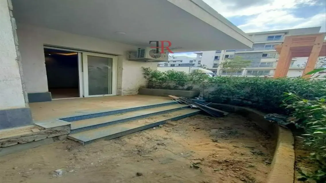 شقة فاخرة للبيعتطل على بحيرات مميزة