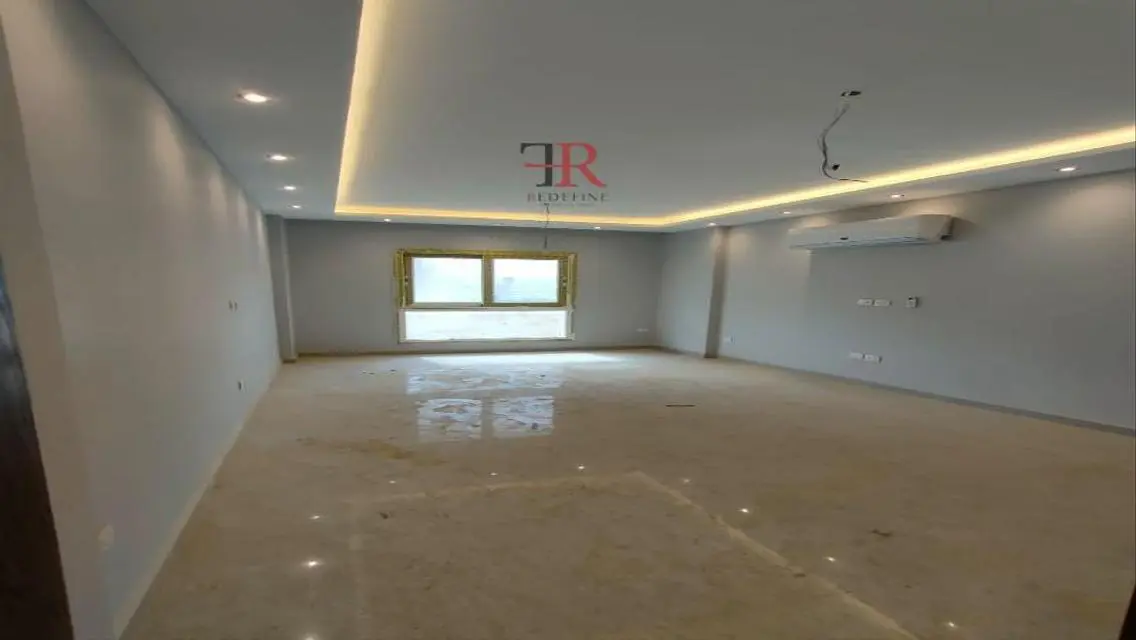 شقة فاخرة للبيعتطل على بحيرات مميزة
