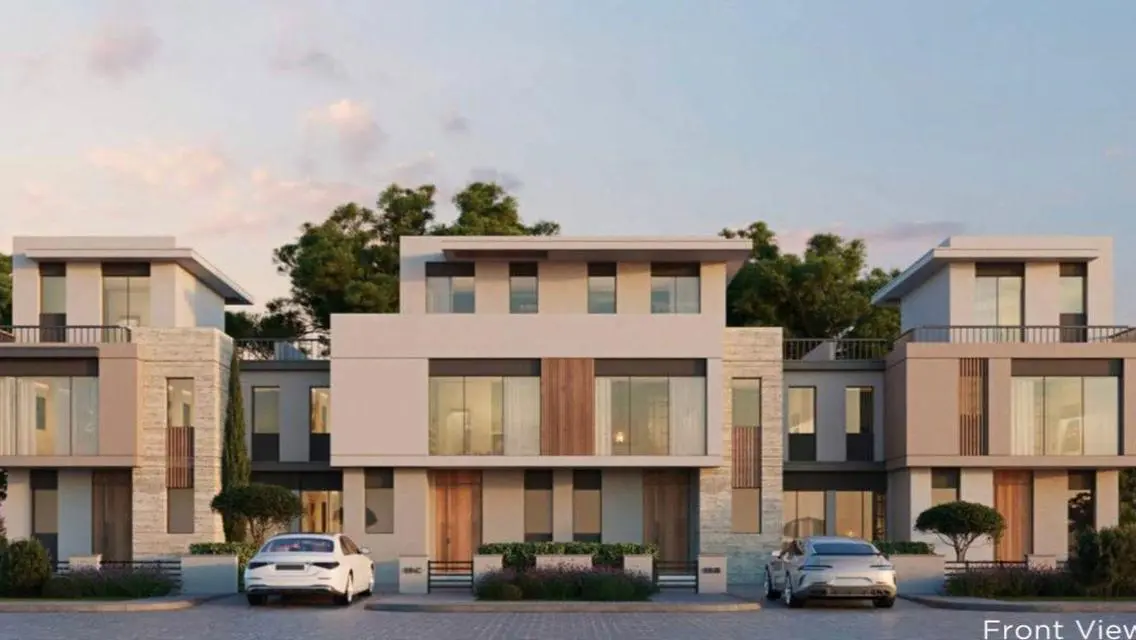 Luxurious Property with 4 Bedrooms, Private Garden, and Shared Pool