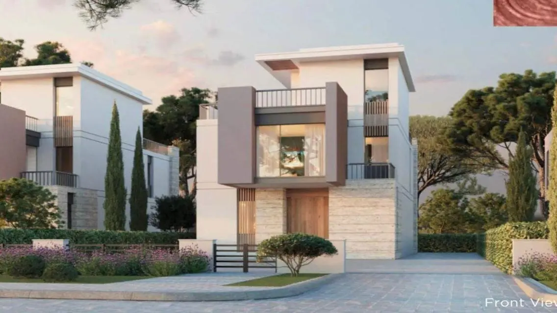 Luxurious Property with 4 Bedrooms, Private Garden, and Shared Pool