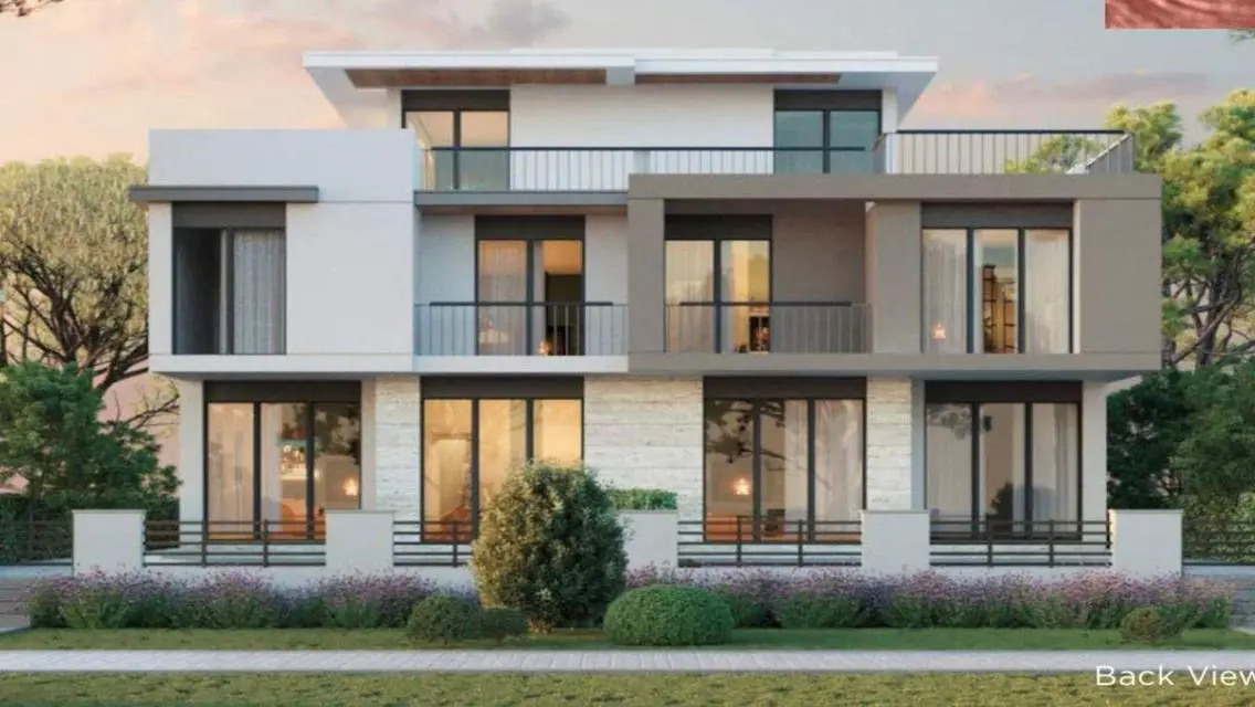 Luxurious Property with 4 Bedrooms, Private Garden, and Shared Pool