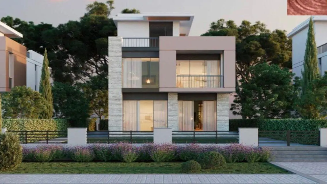 Luxurious Property with 4 Bedrooms, Private Garden, and Shared Pool