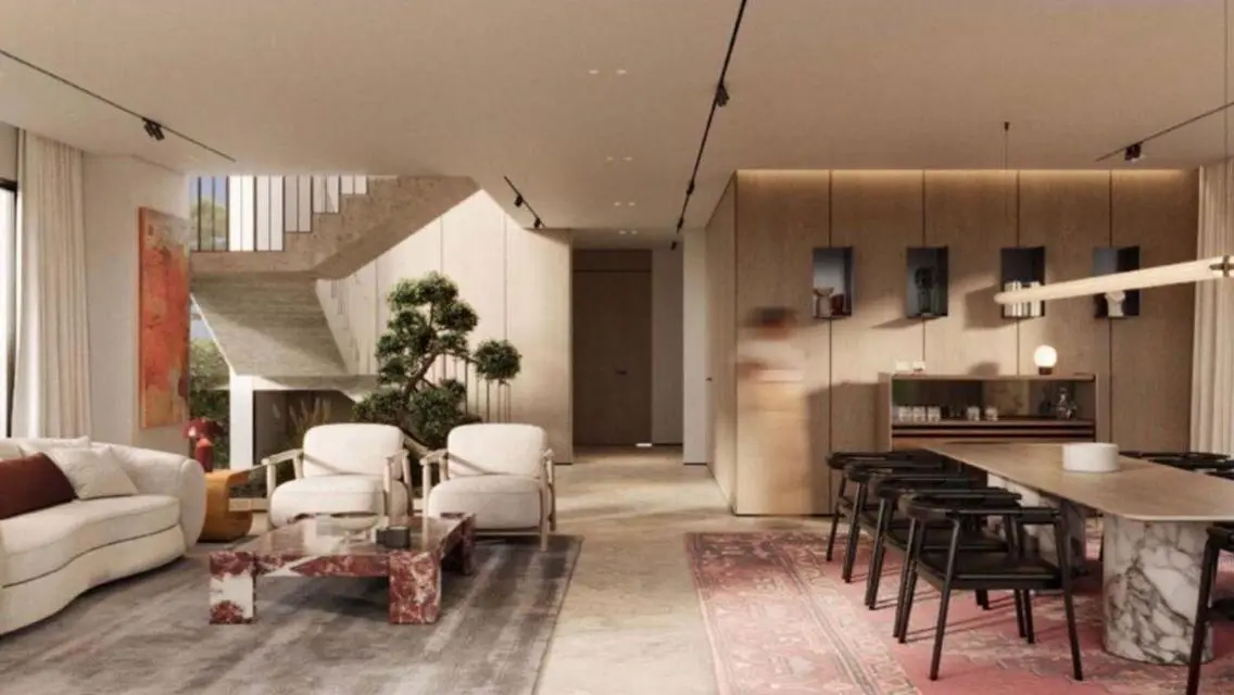 Luxurious Property with 4 Bedrooms, Private Garden, and Shared Pool
