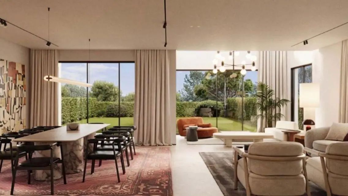 Luxurious Property with 4 Bedrooms, Private Garden, and Shared Pool