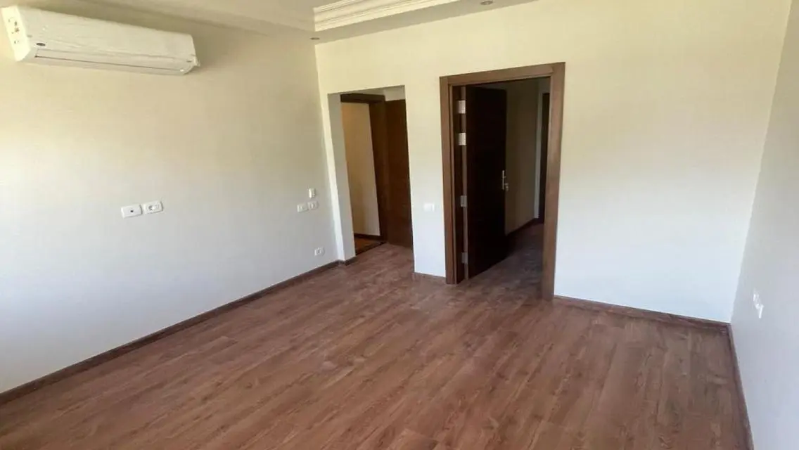 Luxury Villa for Rent with Spacious Design - Prime Location