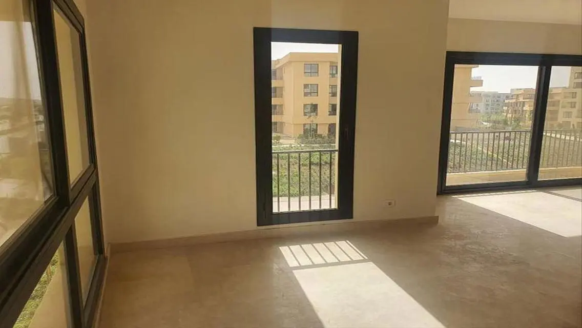 فيلا فاخرة مع مسبح خاص وحديقة خاصة للبيع في موقع متميز