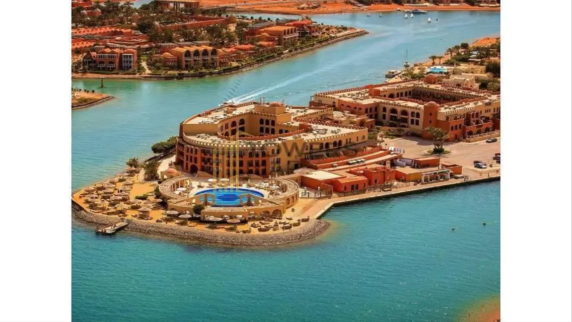 Luxury Apartment with Private Pool Overlooking the Lake