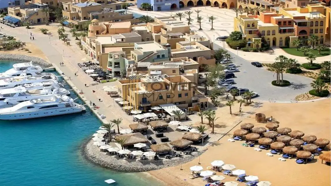 Luxury Apartment with Private Pool Overlooking the Lake