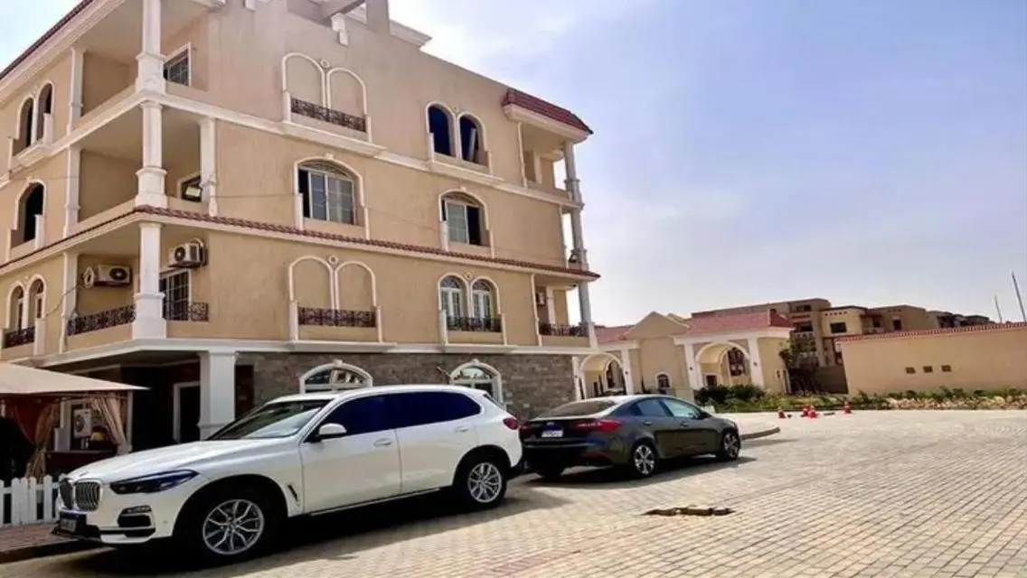 فيلا فاخرة للبيع مع حديقة ومسبح خاص