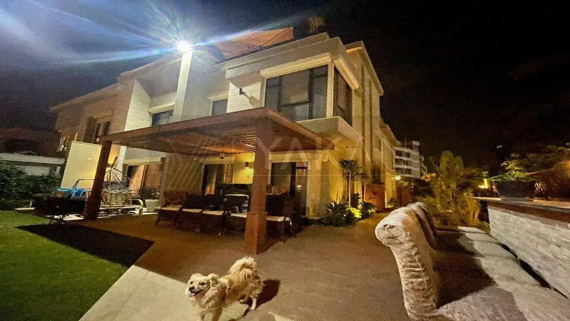 Luxury Apartment with Lake View