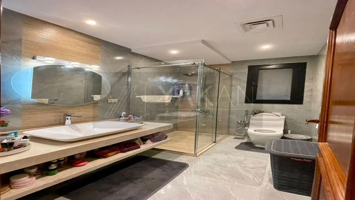 Luxury Apartment with Lake View