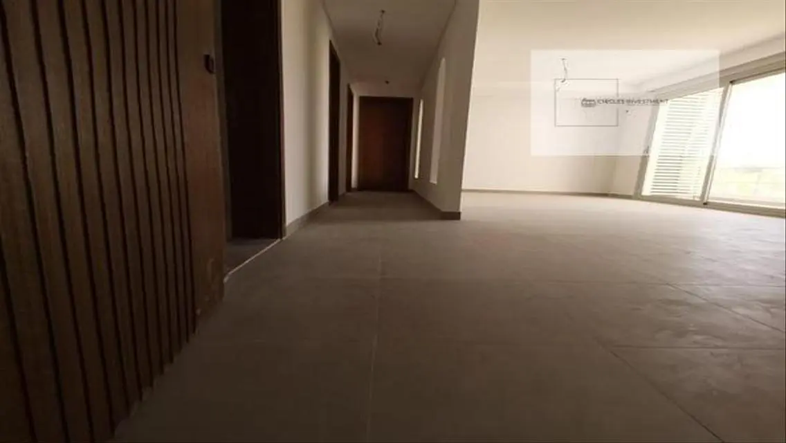 Luxury Apartment for Sale with Central Air Conditioning and Balcony