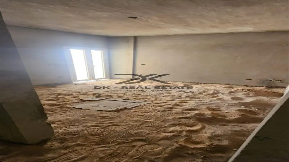 شقة فاخرة بمساحة واسعة للبيع