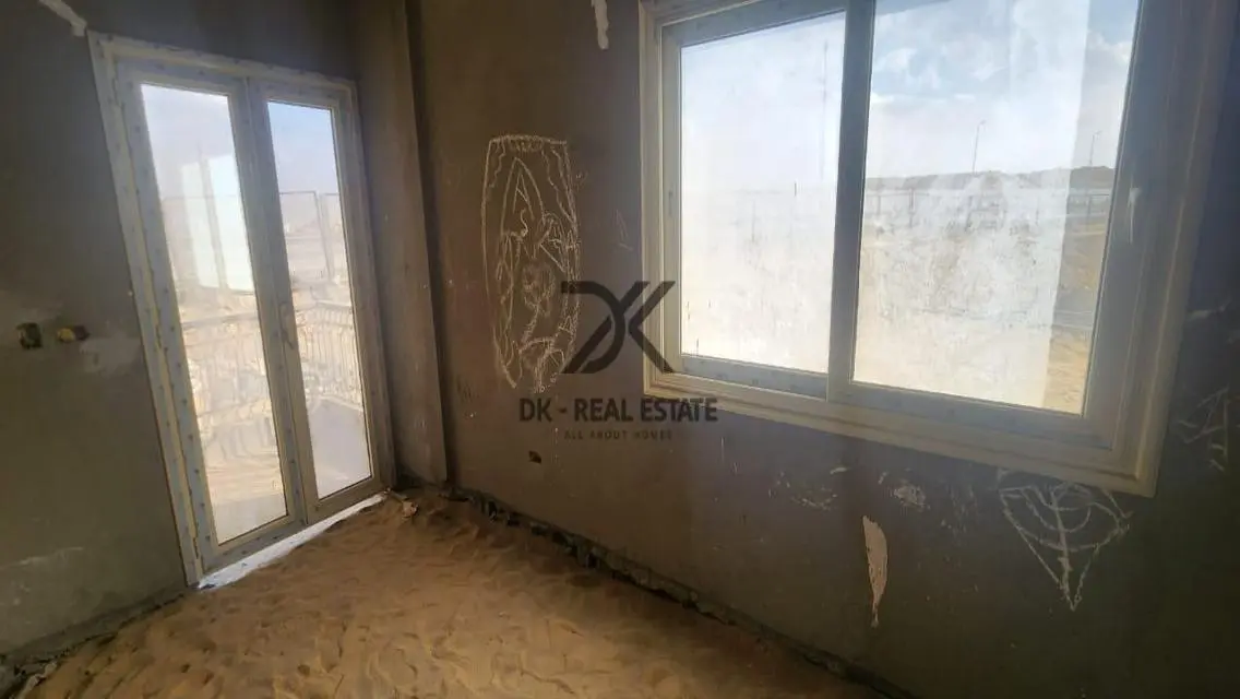شقة فاخرة بمساحة واسعة للبيع