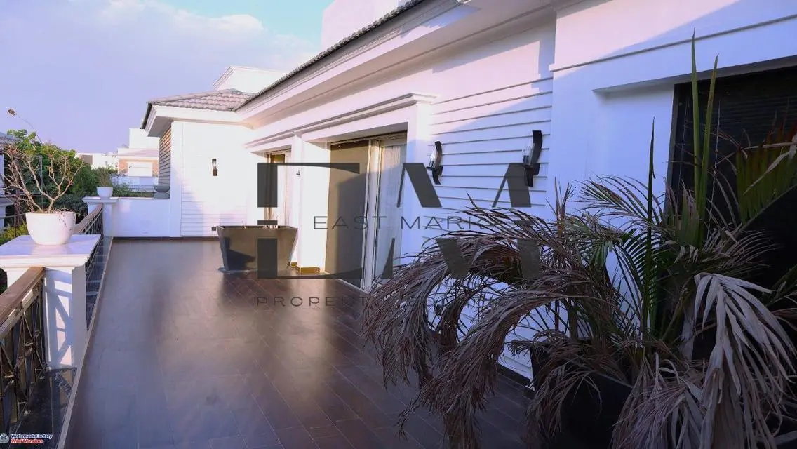 Luxury Villa with Spacious Area and Private Garden