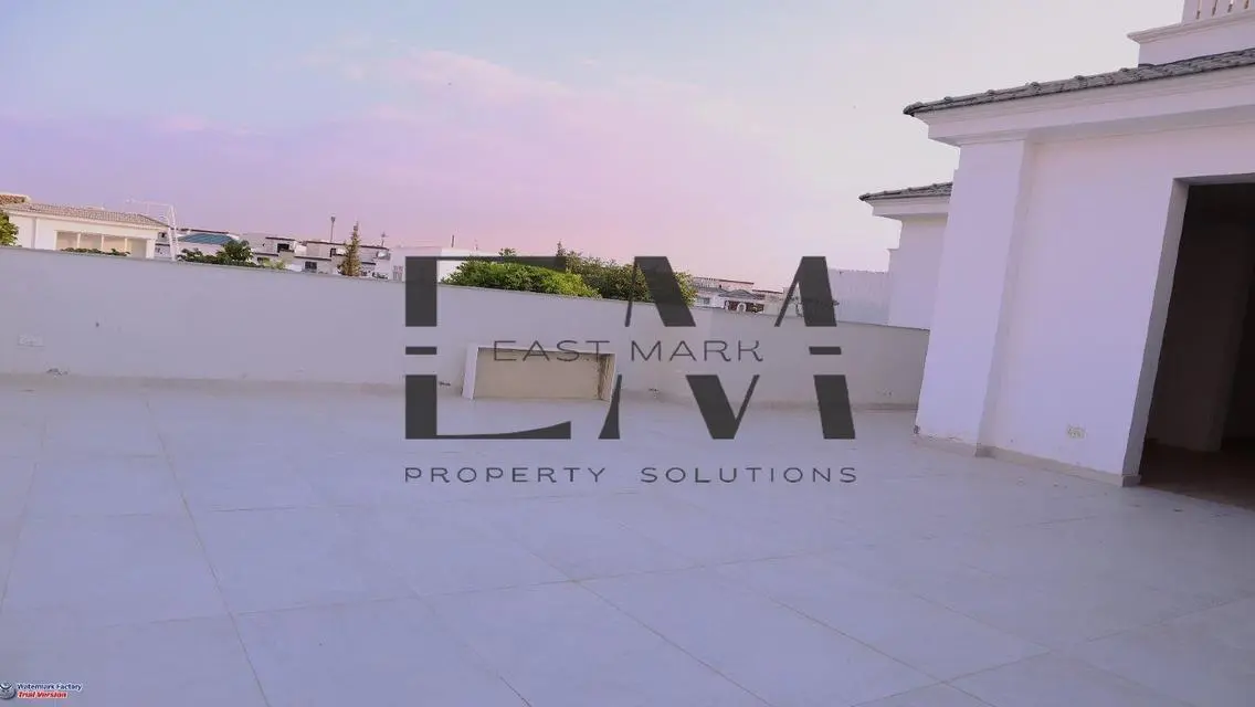 Luxury Villa with Spacious Area and Private Garden