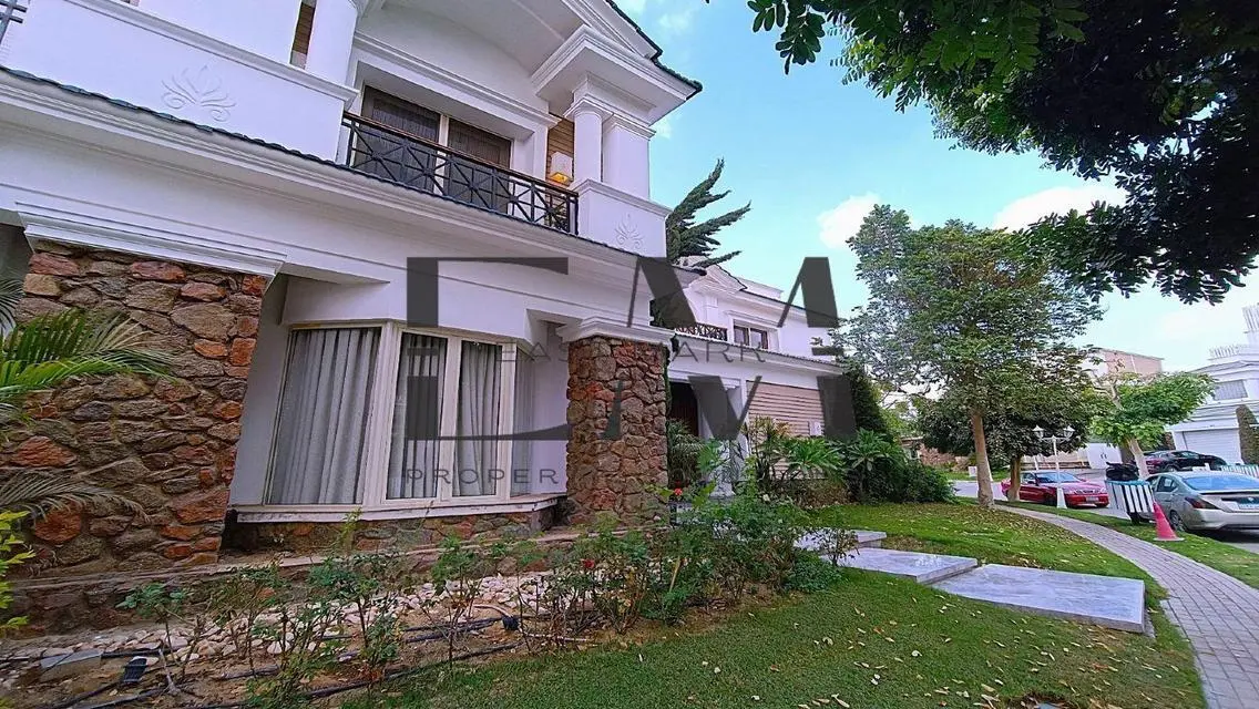 Luxury Villa with Spacious Area and Private Garden
