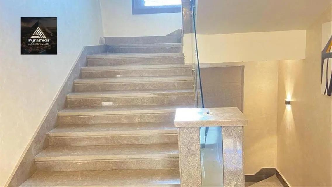 فيلا فاخرة للبيع مع مسبح خاص وحديقة