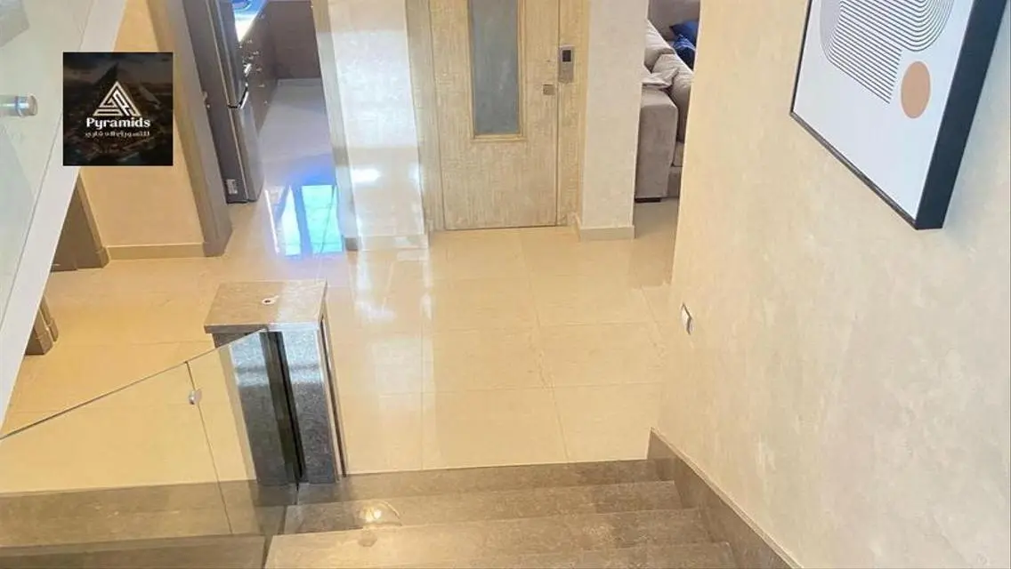 فيلا فاخرة للبيع مع مسبح خاص وحديقة
