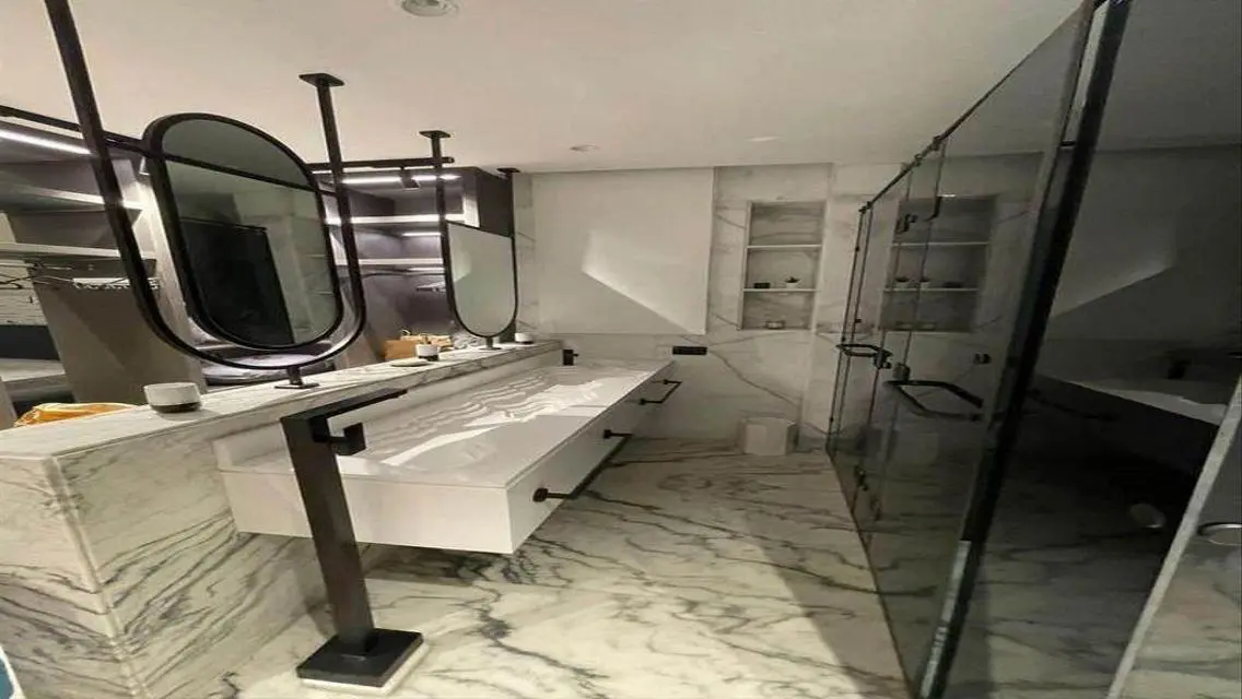 Luxurious Commercial Property with Stunning Amenities