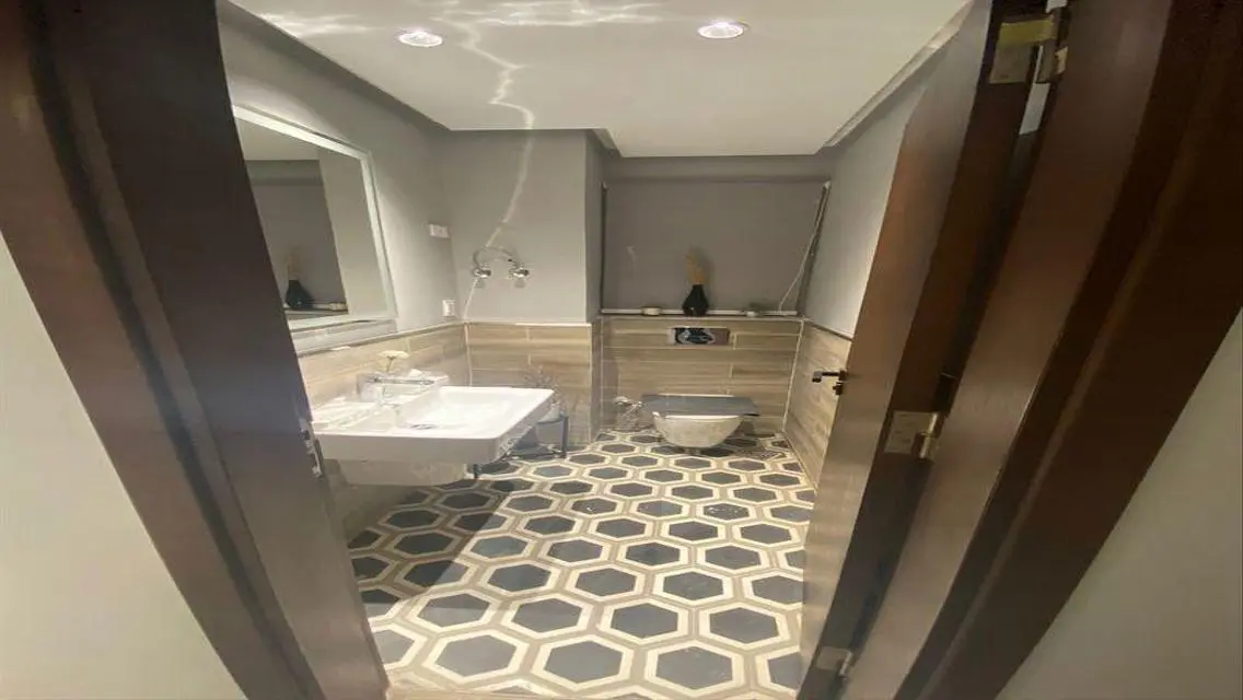 Luxurious Commercial Property with Stunning Amenities