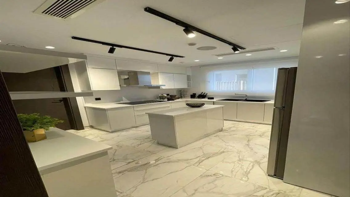 Luxurious Commercial Property with Stunning Amenities
