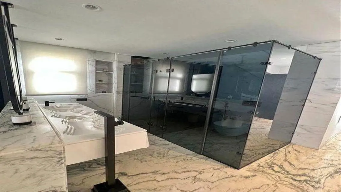 Luxurious Commercial Property with Stunning Amenities