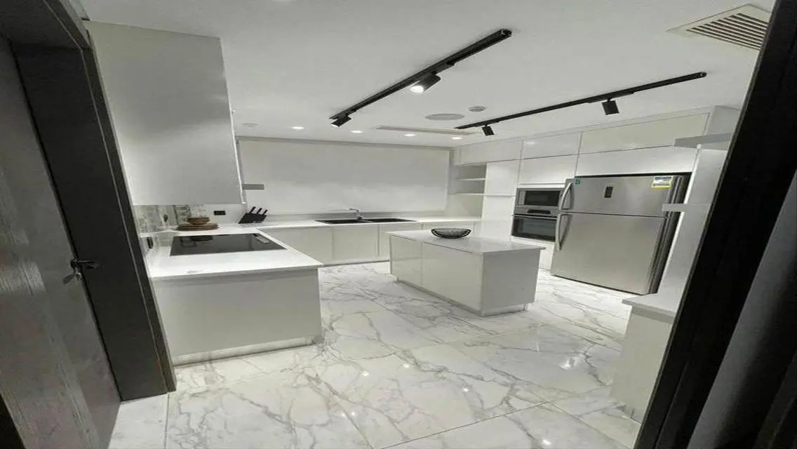 Luxurious Commercial Property with Stunning Amenities
