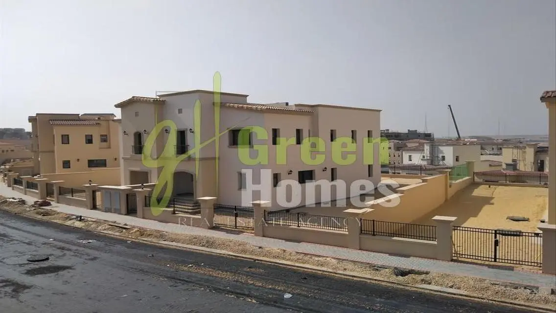 منزل أخضر مميز مع غرفة خادمة وحارس أمن